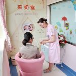 A nurse instructs a mother in the process of breast milk donation at the Maternity and Child Care Center in Qinhuangdao, Hebei province, last year. The milk is provided to premature and critically ill infants whose mothers cannot produce enough milk. [Photo by CAO JIANXIONG/FOR CHINA DAILY]