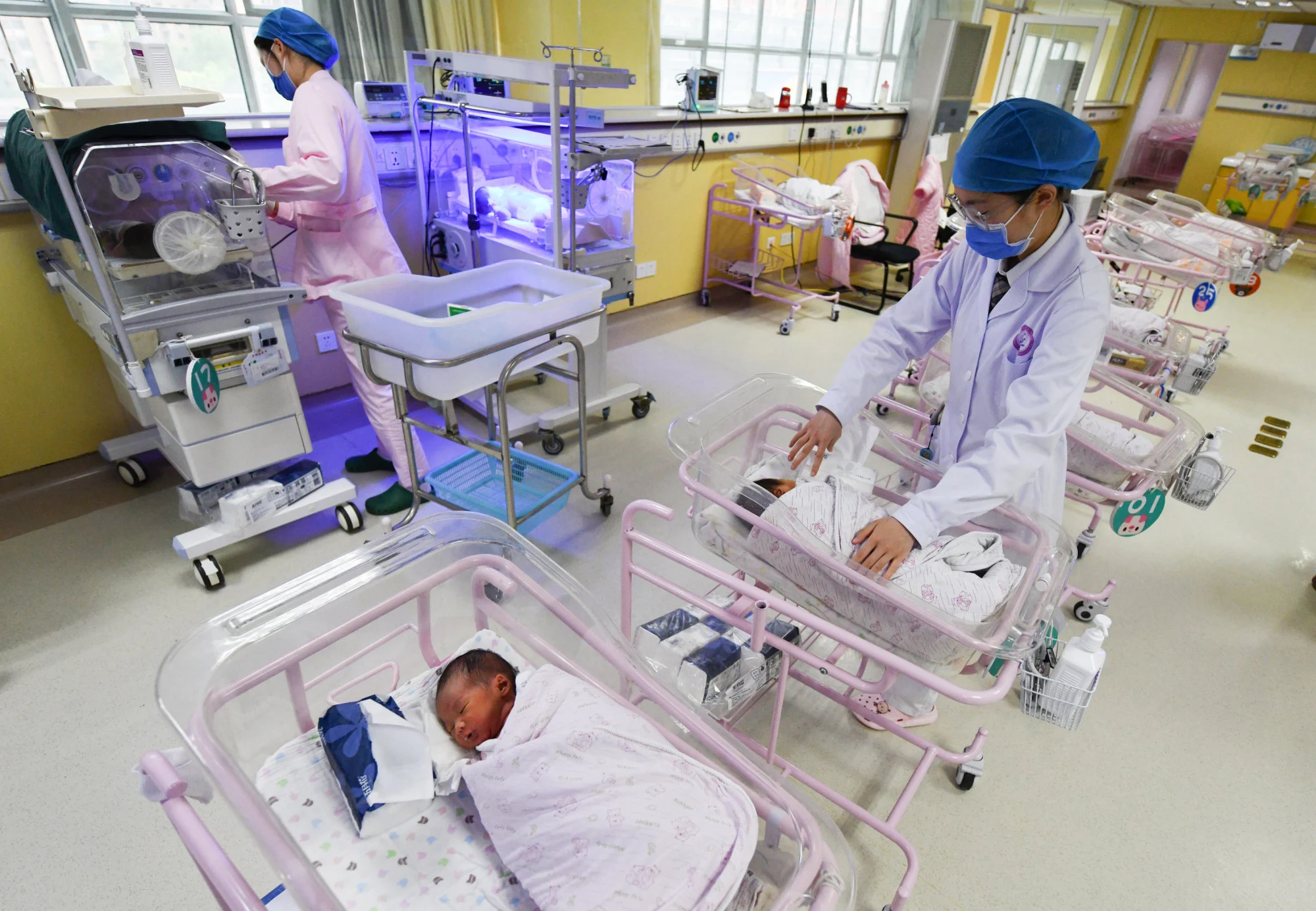 Newborns in a neonatal care unit similar to the one Liu’s baby was taken to after being born prematurely. The tube mix-up left him with many health problems, his mother says.