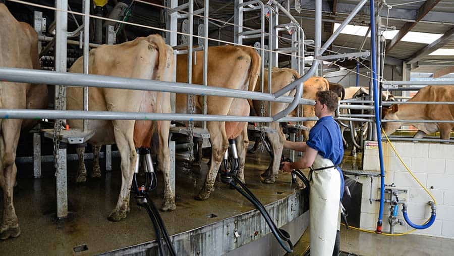 More processors announce milk price cuts for May