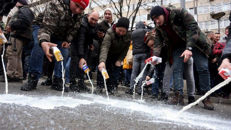 Serbian farmers protest for better milk prices