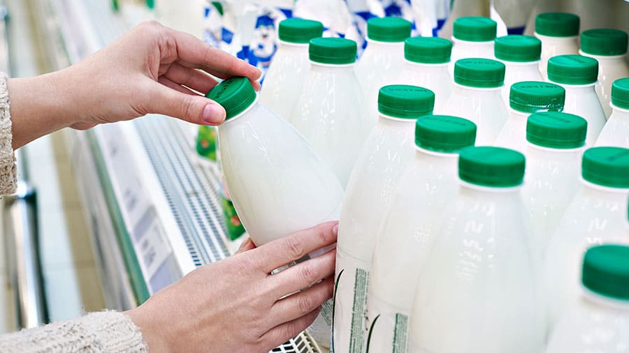 Retail milk prices falling as dairy farmers make losses