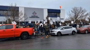 Agropur 250 employees on strike at the Saint-Laurent plant TVA News