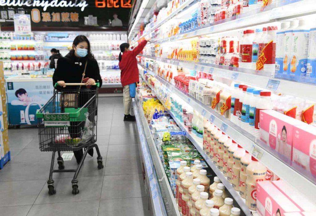 Consumers browse dairy products at a supermarket in Shijiazhuang, Hebei province, on Dec 9, 2021. [PHOTO BY JIA MINJIE/FOR CHINA DAILY]