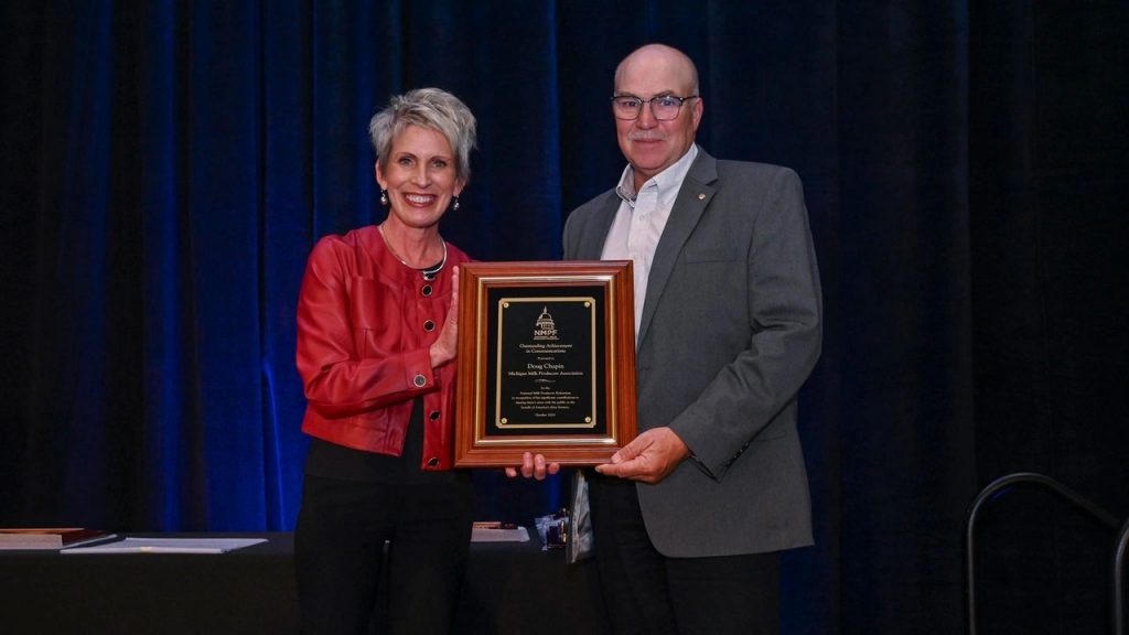 Doug Chapin receives dairy communication award