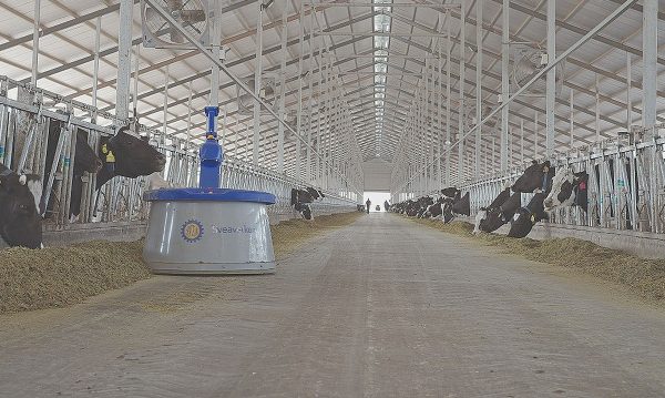 AI-powered robotic feed pusher