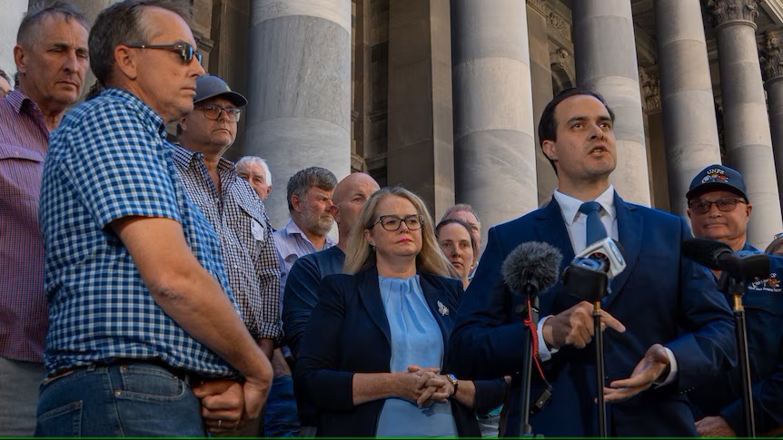 Drought-stricken SA farmers take calls for help to steps of Parliament House